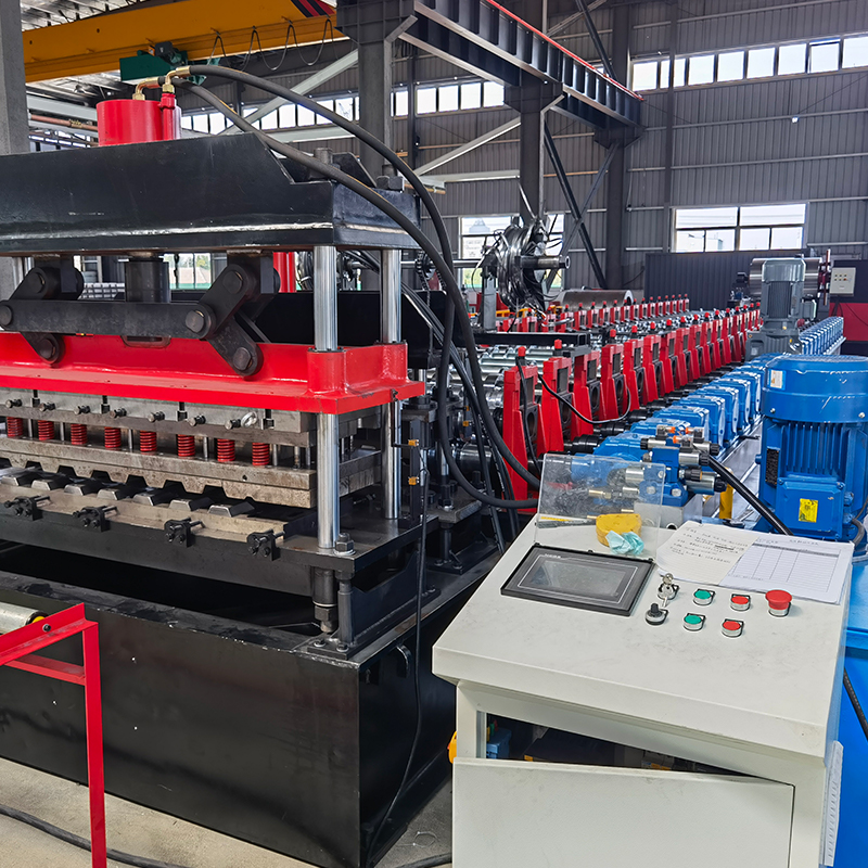 Truck body roll forming machine
