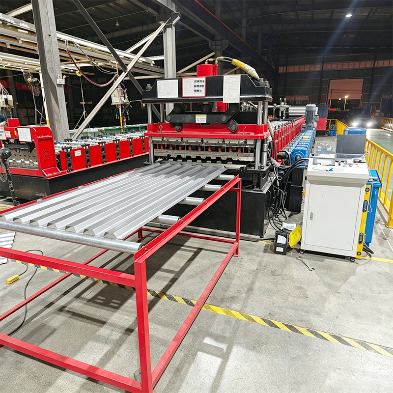 Truck body roll forming machine