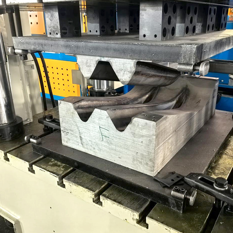 Guardrail Curved Stamping Roll Forming Machine